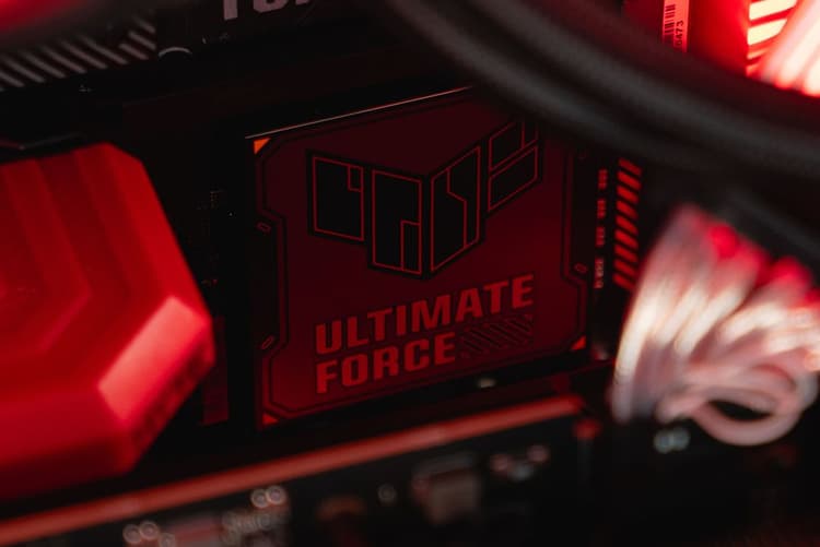 HYTE customs Y70 red