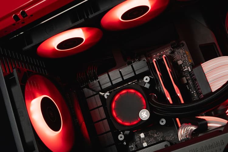 HYTE customs Y70 red